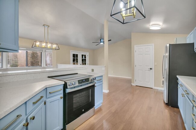 Building Photo - ONE LEVEL LIVING in Peaceful & Private Location!