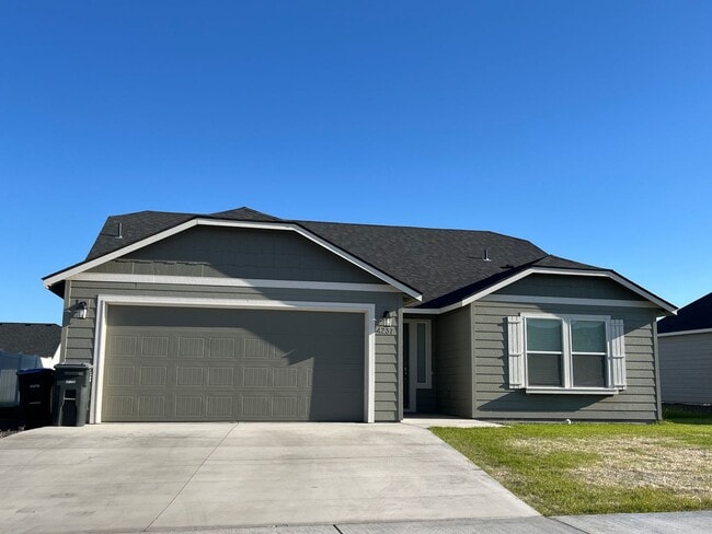 Primary Photo - Newer Construction in Mae Valley