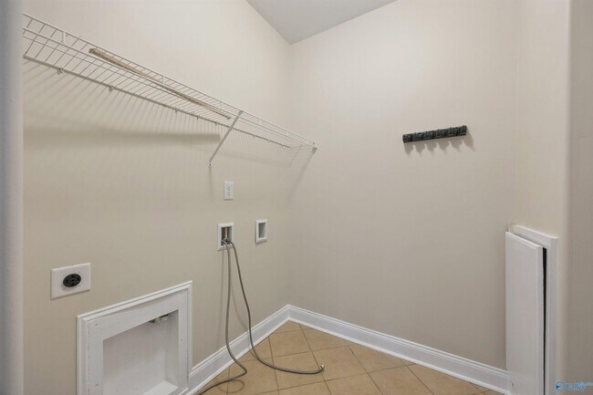 Building Photo - 120 Park Square Ln