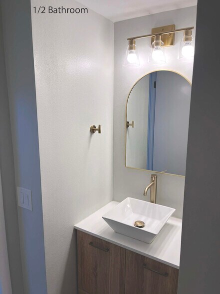 Building Photo - 3023 Beecher Dr E