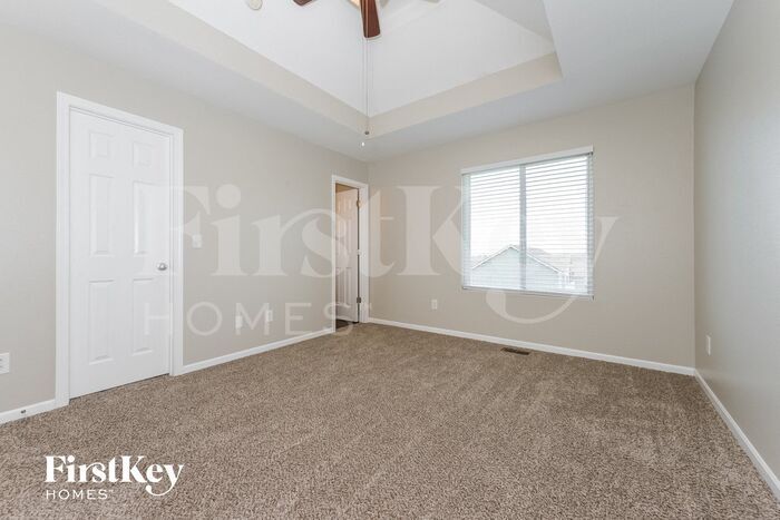 Building Photo - 9301 NE Paw Paw Dr