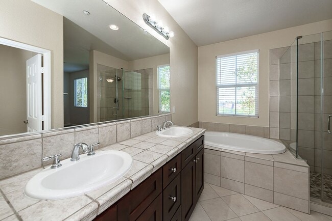 Building Photo - Serenity and Luxury Abound in Eastlake!