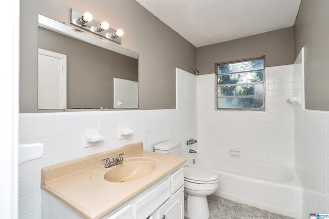 Building Photo - 4611 Oak Dr