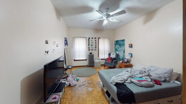 Building Photo - 240 School St