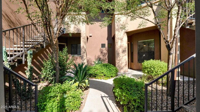 Building Photo - 7027 N Scottsdale Rd