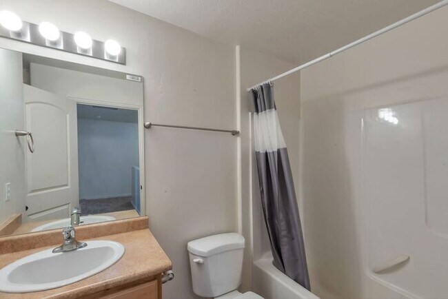 Building Photo - Stunning Saratoga Springs Townhome