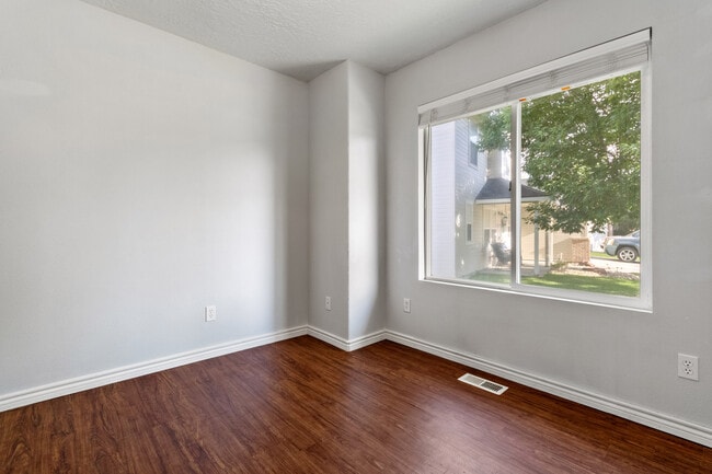 Building Photo - 2119 W Roberts Ave