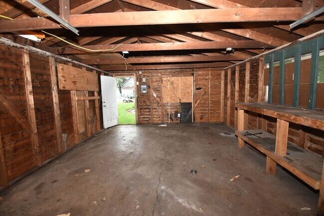 Building Photo - Mishawaka 1/2 story 3 bedroom single-family home with garage