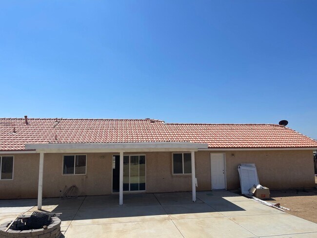 Building Photo - Bright Single-Story 4BR in Apple Valley — ...