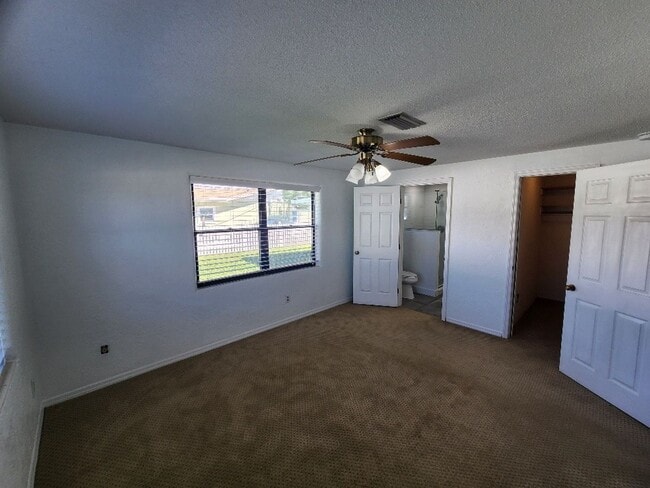 Building Photo - Beachside 3/2/1 Spacious Home