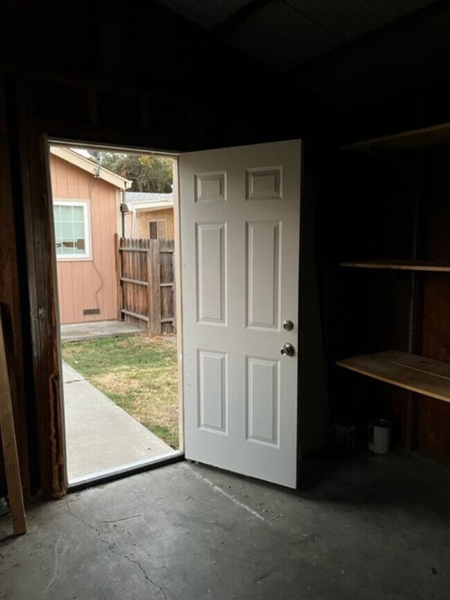 Building Photo - Single story 3 bedroom 2 bath home