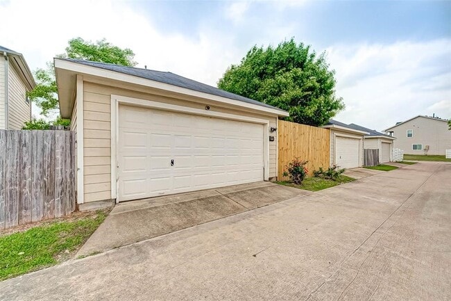Building Photo - 20591 Sycamore Crest Ln