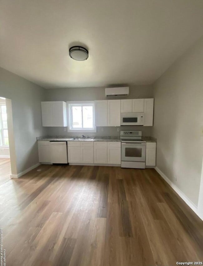 Building Photo - 143 E Baylor St