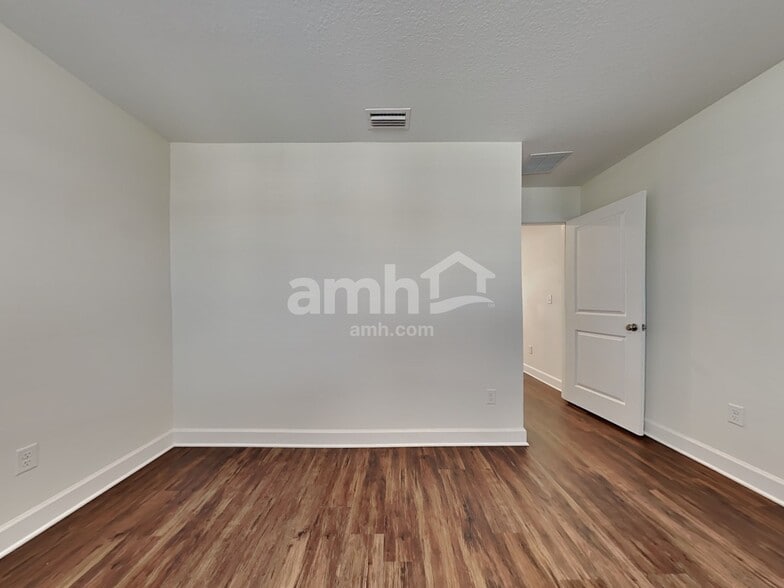 Building Photo - 975 Tan Tara Trl