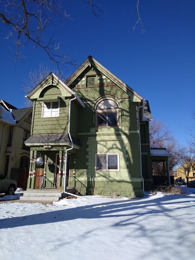 Building Photo - Highlands 1 Bedroom 1 Bath w/ Yard and Laundry!