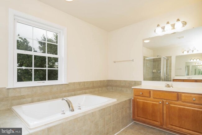 Building Photo - 3351 Beechcliff Dr