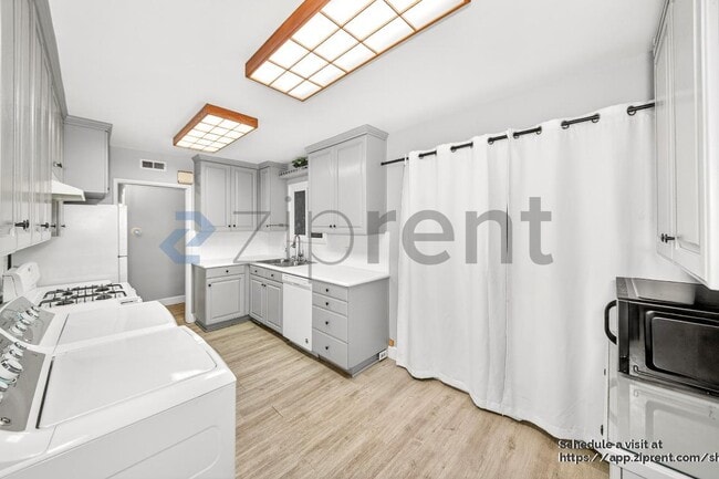 Building Photo - 3151 W Vallejo Dr