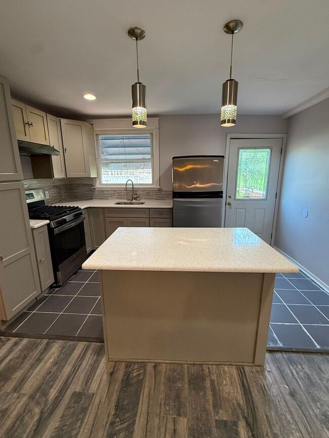 Building Photo - Spacious 2BR Home with Finished Basement  Central Air  $1,600/month