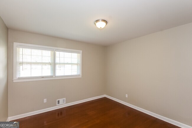 Building Photo - 1451 Cardinal Ln
