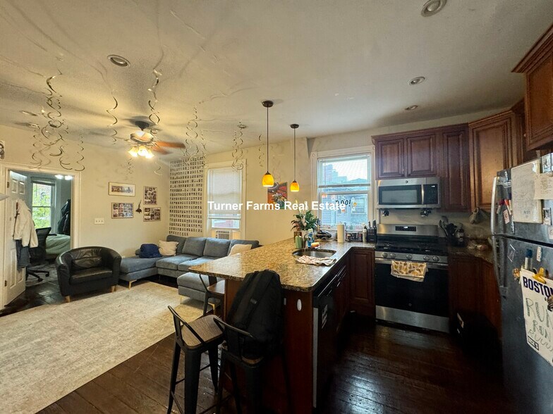 Building Photo - 717 Parker St