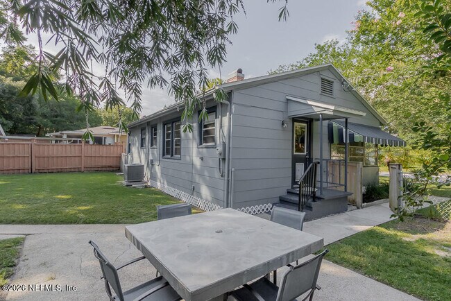 Building Photo - 1375 Menna St