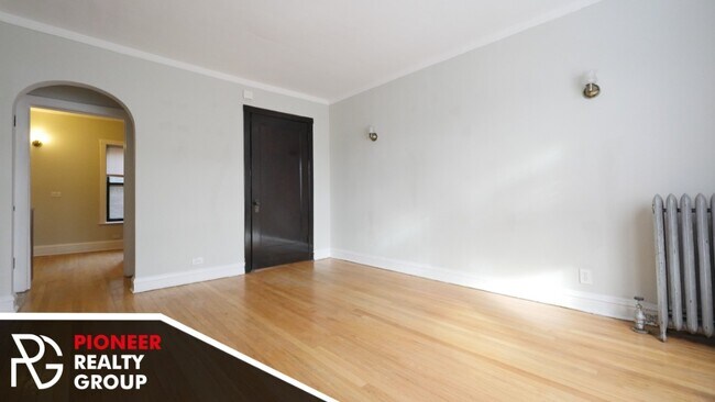 Building Photo - Renovated studio, pet friendly