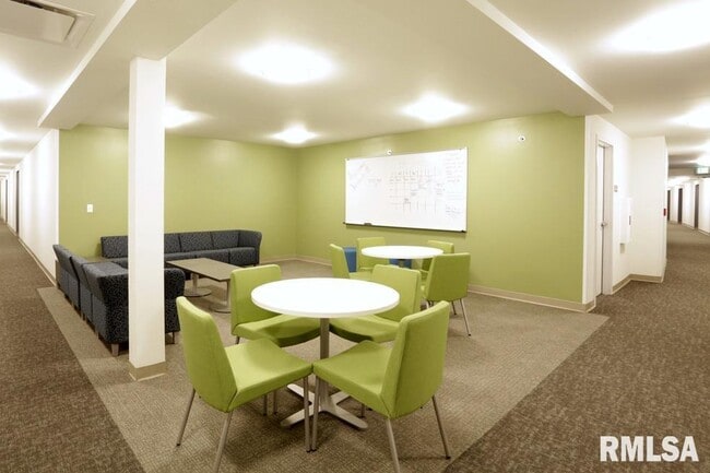 Building Photo - 2900 River Dr