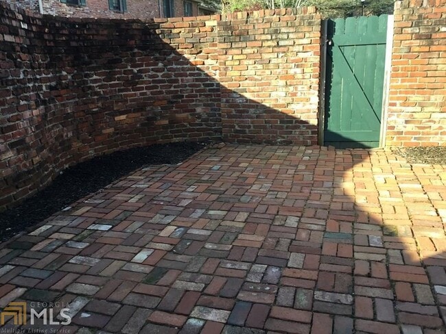 Building Photo - 3121 Colonial Way