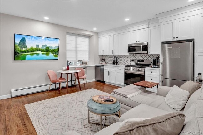 Building Photo - 25 W Broadway