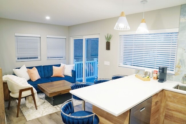 Building Photo - Modern, new construction in Williamstown!