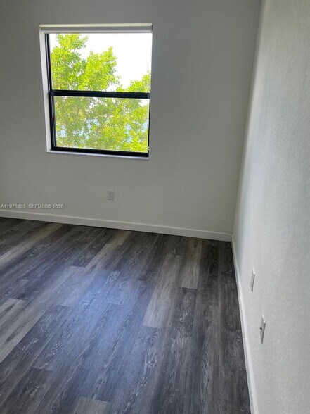 Building Photo - 20564 NE 5th Pl