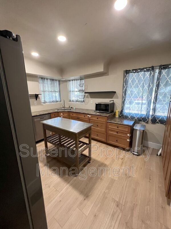 Building Photo - 222 Main St