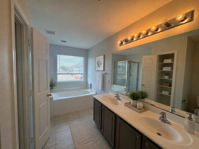 Building Photo - 5715 Vinemont Ln