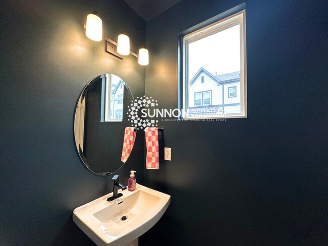 Building Photo - New 3 Bed Townhome in Mineral Springs