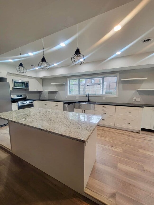 Building Photo - Bright, Modern, and Beautifully Updated 3 Bed + Loft, 2.5 Bath Home in the Heart of Hopkins, MN -...