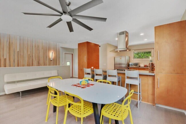 Building Photo - 2410 Bryan St