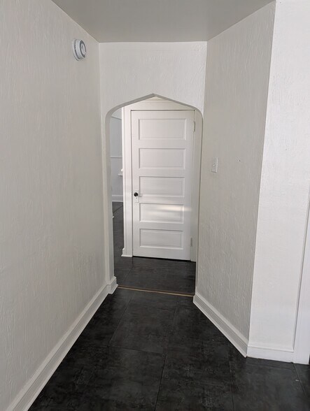 Building Photo - 319 W 11th St