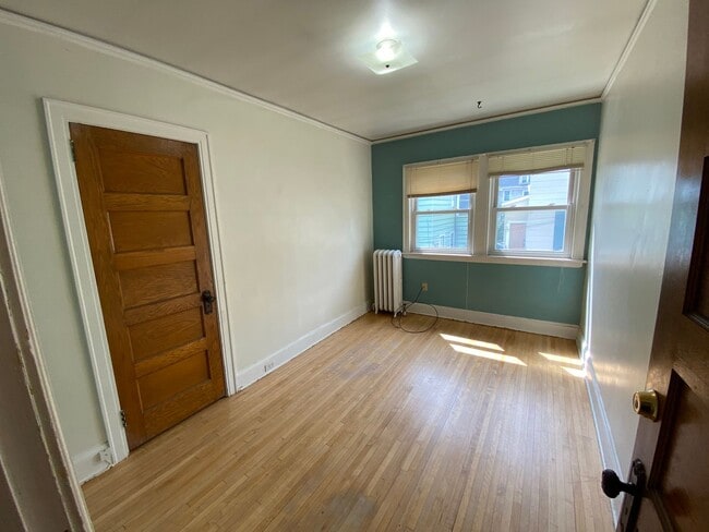 Building Photo - 908 E 4th St