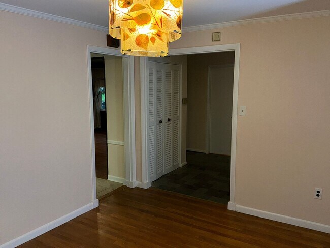 Building Photo - Very well maintained 4BR 2.5BA 5 level spl...