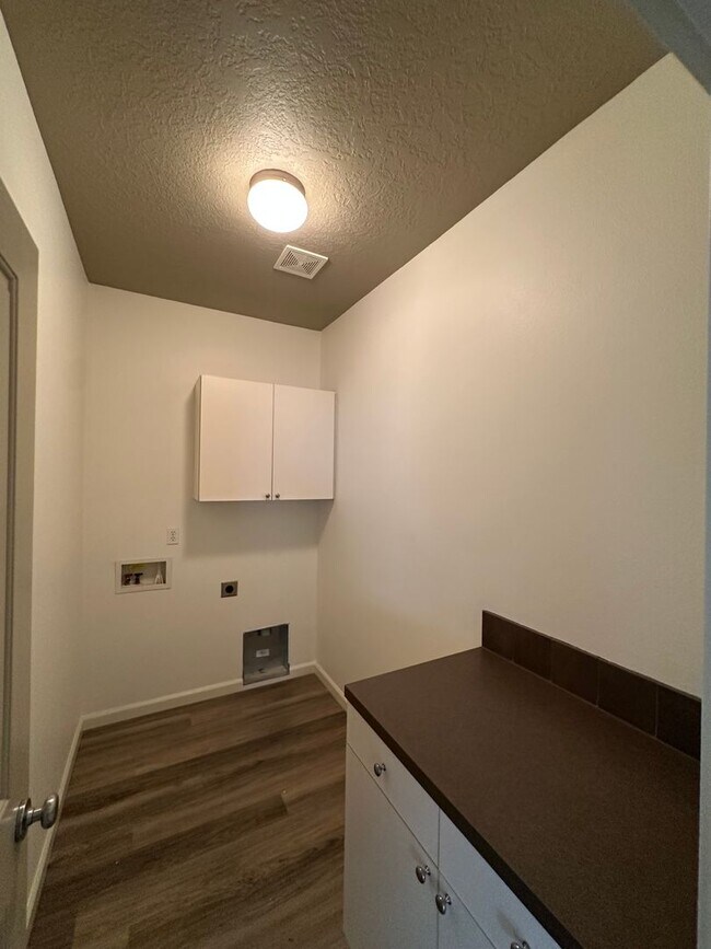 Building Photo - 3 Bedroom 2 Bath Home, New Paint, New LVP ...