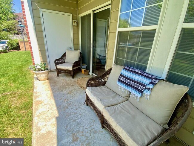 Building Photo - 8206 Blue Heron Dr