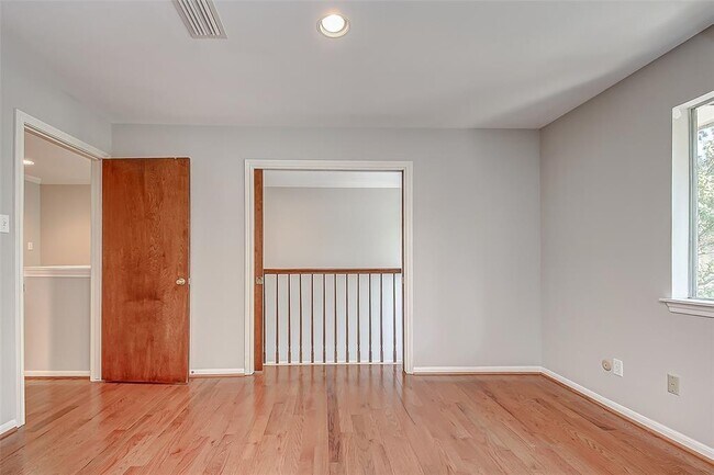 Building Photo - 201 Vanderpool Ln