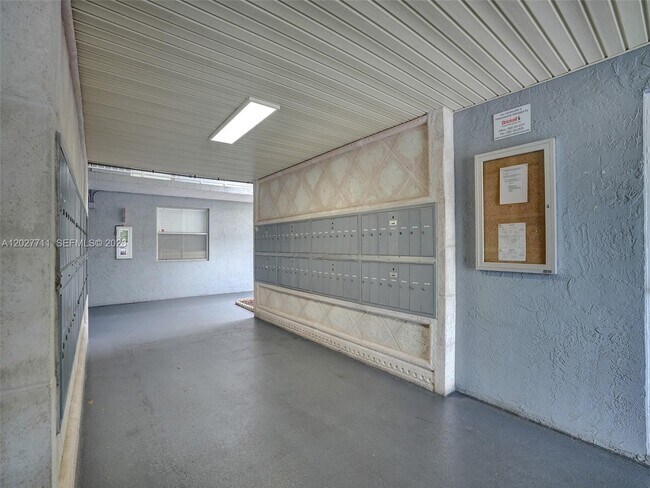 Building Photo - 4600 SW 67th Ave