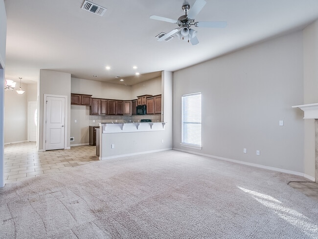 Building Photo - 4 Bedrooms/2 Baths/3Car - Deer Creek Schools - Gated Community of North Roselake Villas