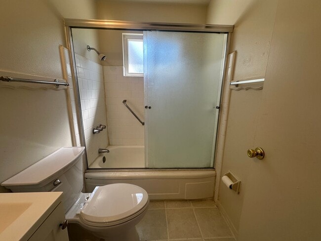 Building Photo - Three Bedroom Two Bathroom Home with Yard