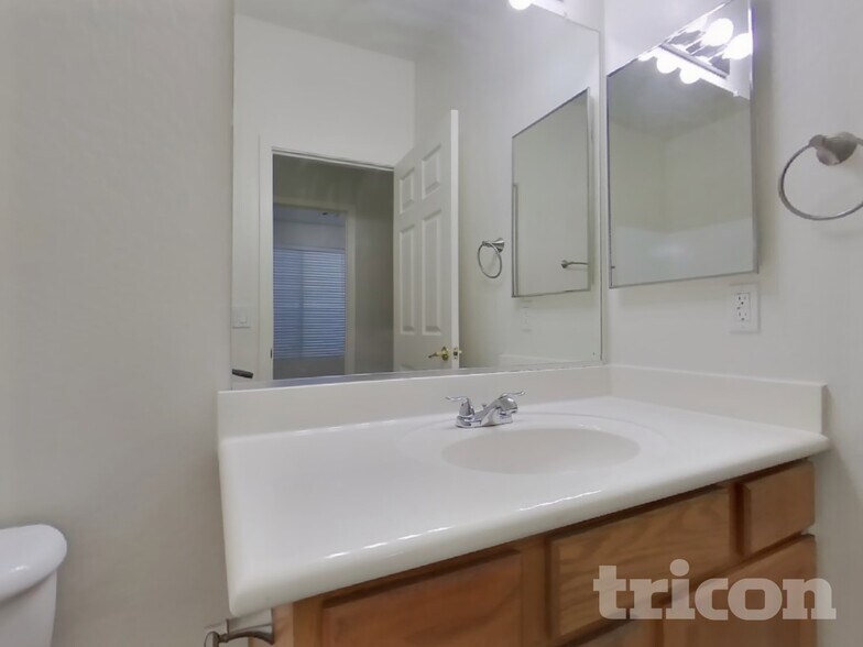 Building Photo - 4333 E Ivanhoe St