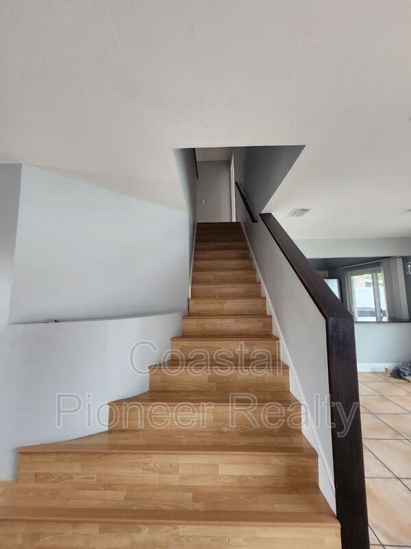 Building Photo - 10121 Sea spray Pl