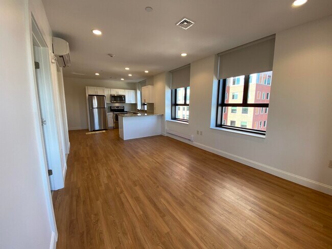 Building Photo - 875 Elm St