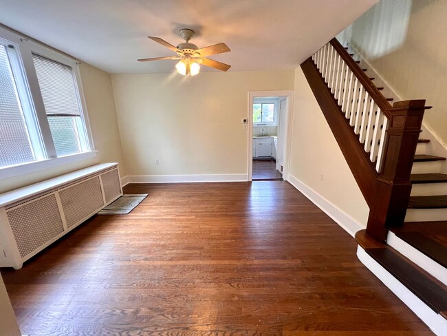 Building Photo - Spacious Home - 3 bedroom 1 bath - Squirre...
