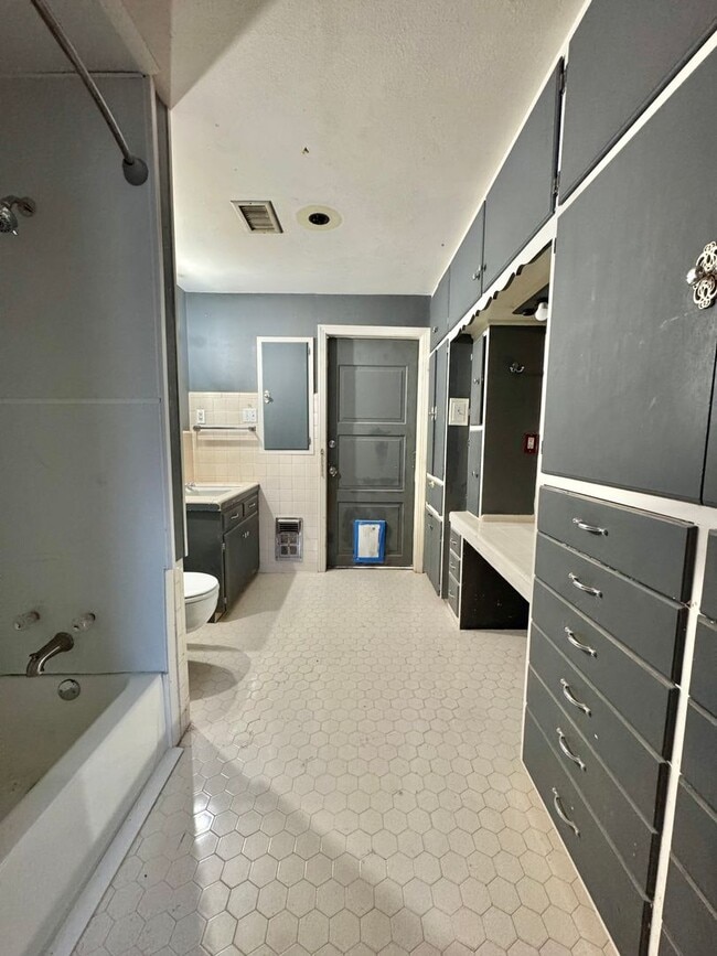 Building Photo - 1 Bedroom Home across from Angelo State Un...